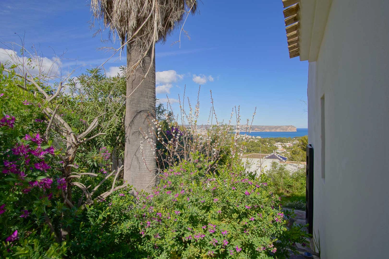 Superbe villa de style rustique avec vue sur la mer et le Montgo.