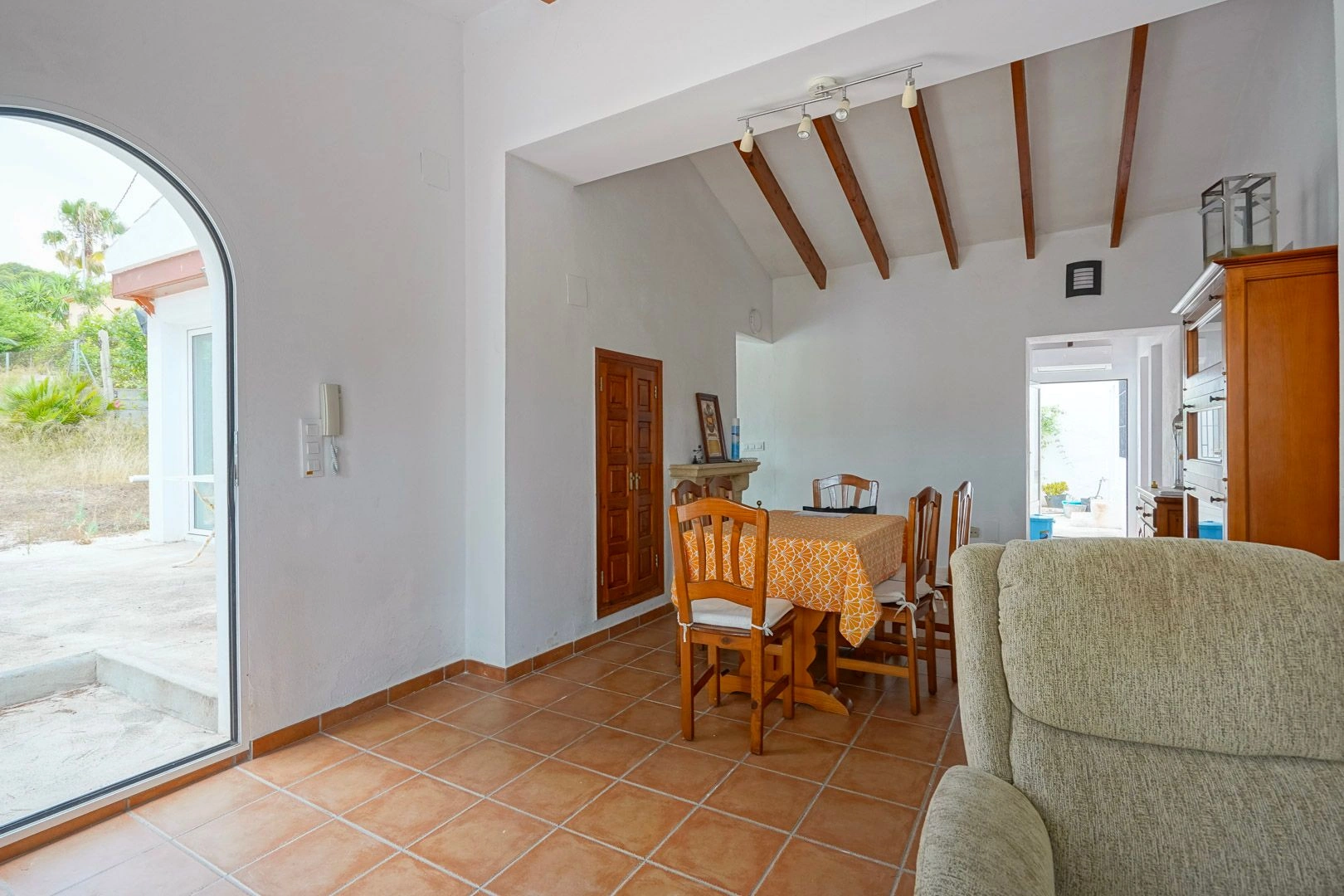 Parcela di 2600 m2 con casa in vendita a pochi passi dalla spiaggia di sabbia a Jávea.