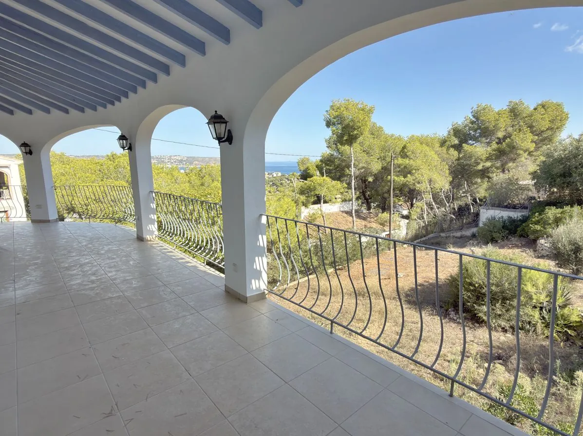Traditional Villa in Jávea with Spacious Plot and Mediterranean Views