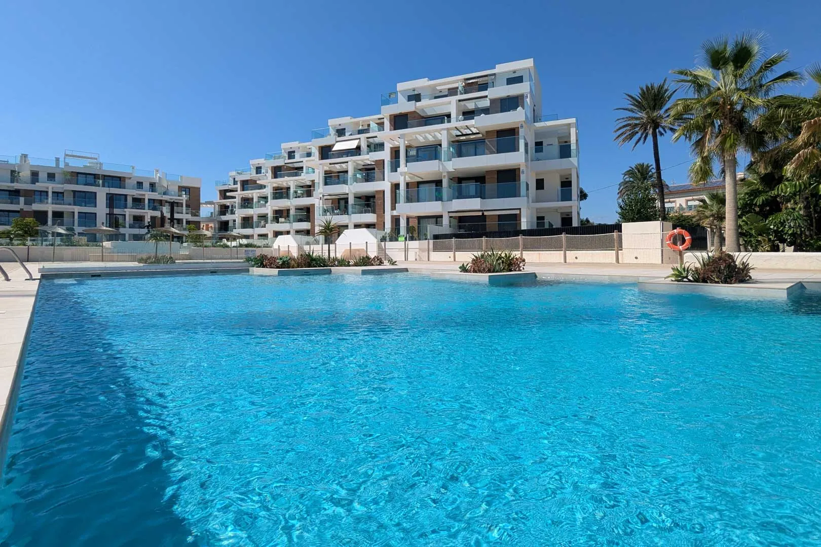 Ático con amplia terraza, en primera linea con vistas al mar y montaña, a la venta en Denia.