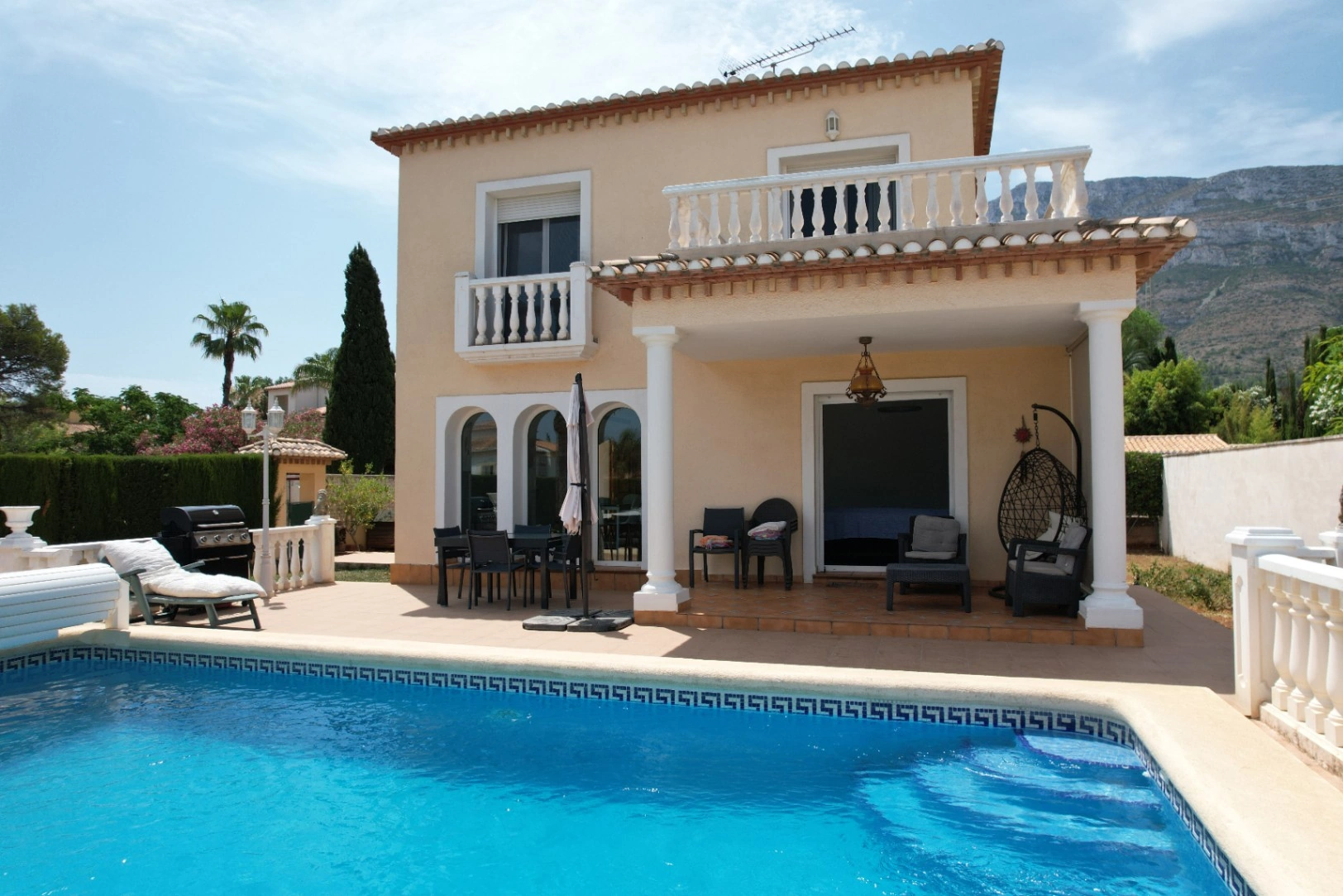 Villa avec 4 chambres à vendre à Dénia, proche des commerces et du centre-ville.