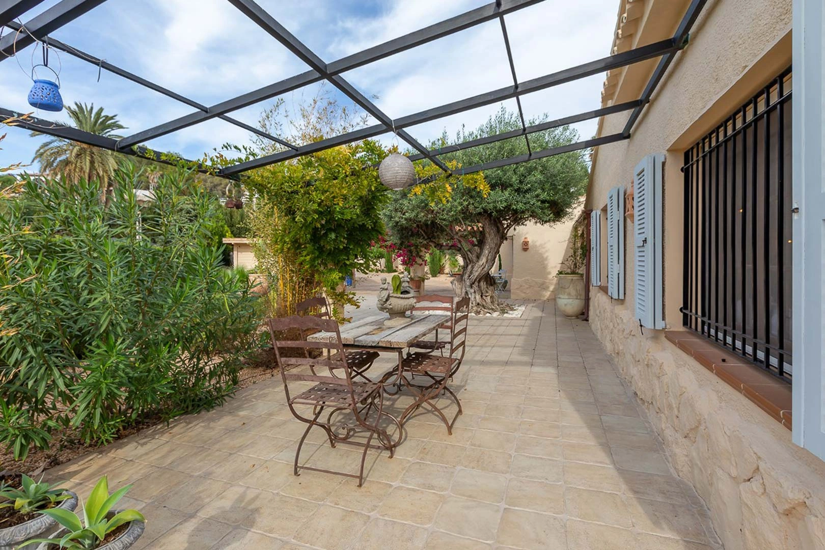 Renovated single-storey villa with pool and garden.