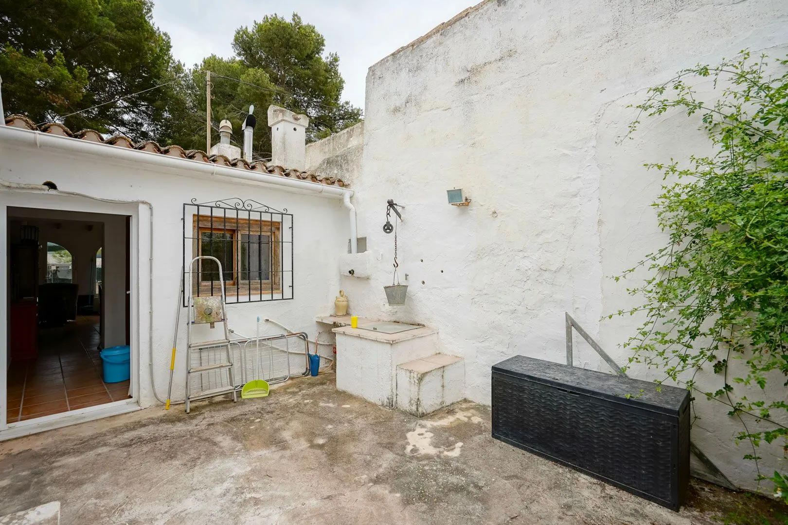 Parcela di 2600 m2 con casa in vendita a pochi passi dalla spiaggia di sabbia a Jávea.