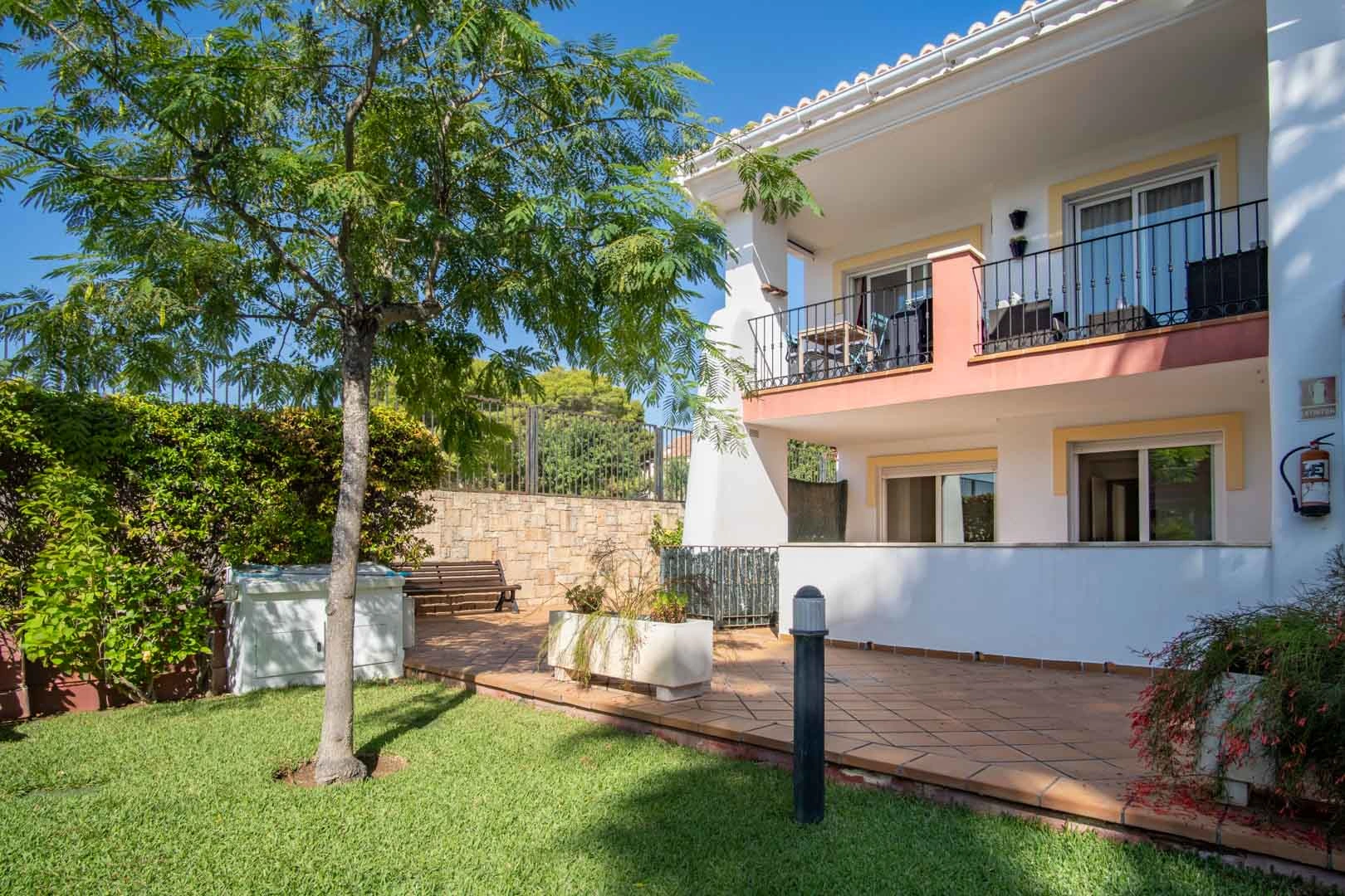 Apartamento en planta baja con piscina comunitaria en venta en Jesús Pobre.