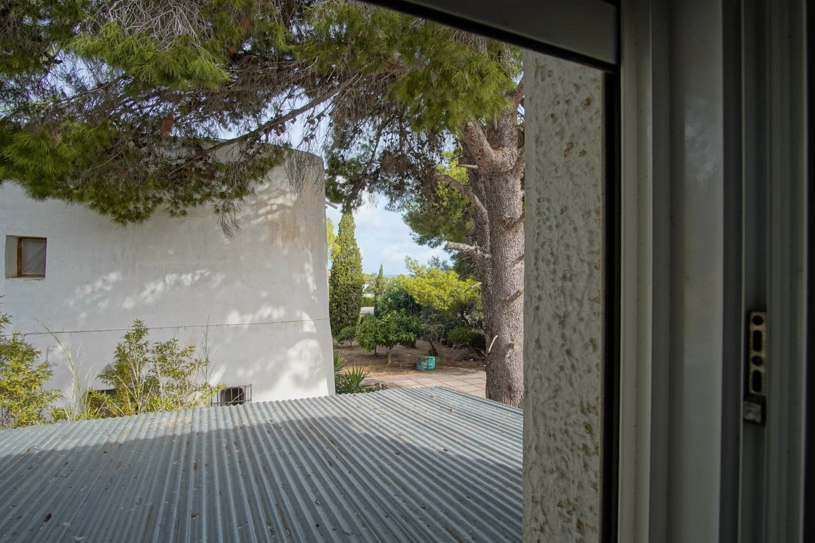 Villa y comercio con vistas parciales al mar a la venta en Las Rotas, Denia