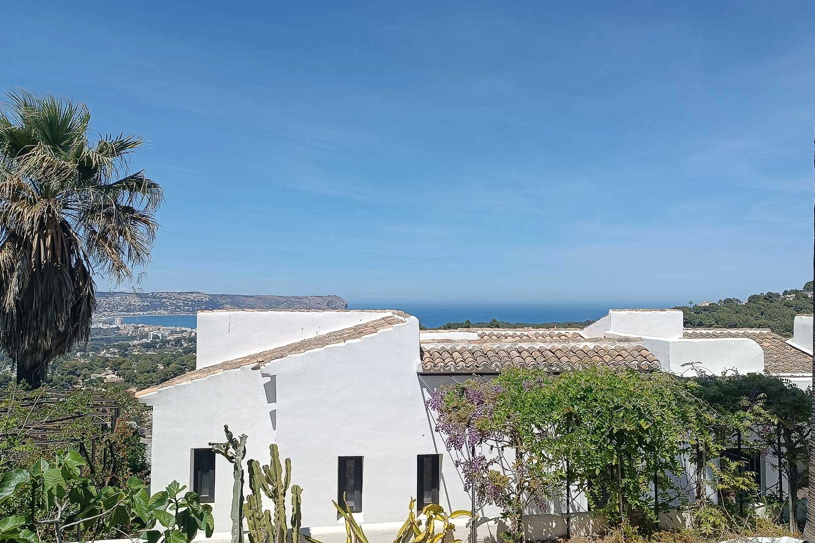Superbe villa de style rustique avec vue sur la mer et le Montgo.