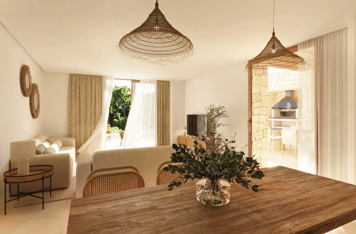 Charmante villa ibicenca avec de grandes terrasses et une piscine près de la plage.
