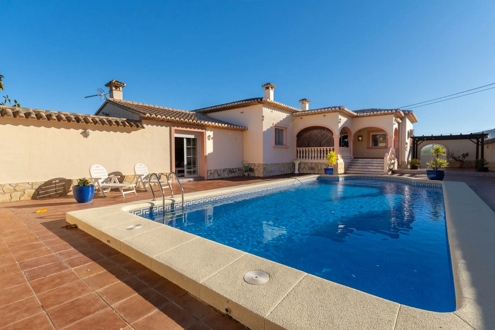 Villa de estilo mediterráneo a la venta en Jalón