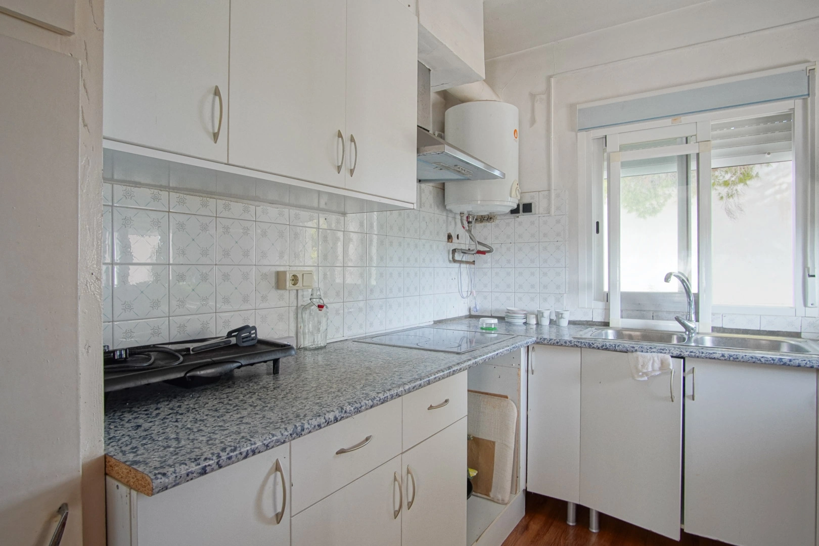 Villa y comercio con vistas parciales al mar a la venta en Las Rotas, Denia