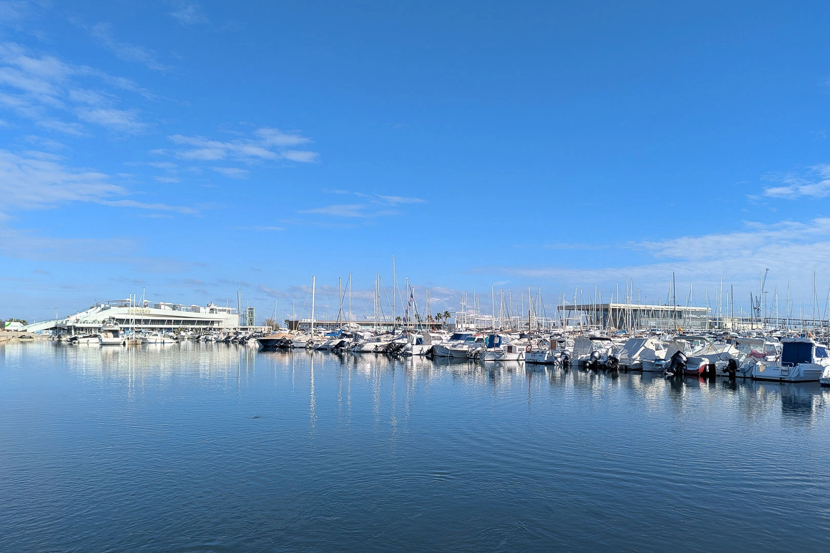 Villa y comercio con vistas parciales al mar a la venta en Las Rotas, Denia