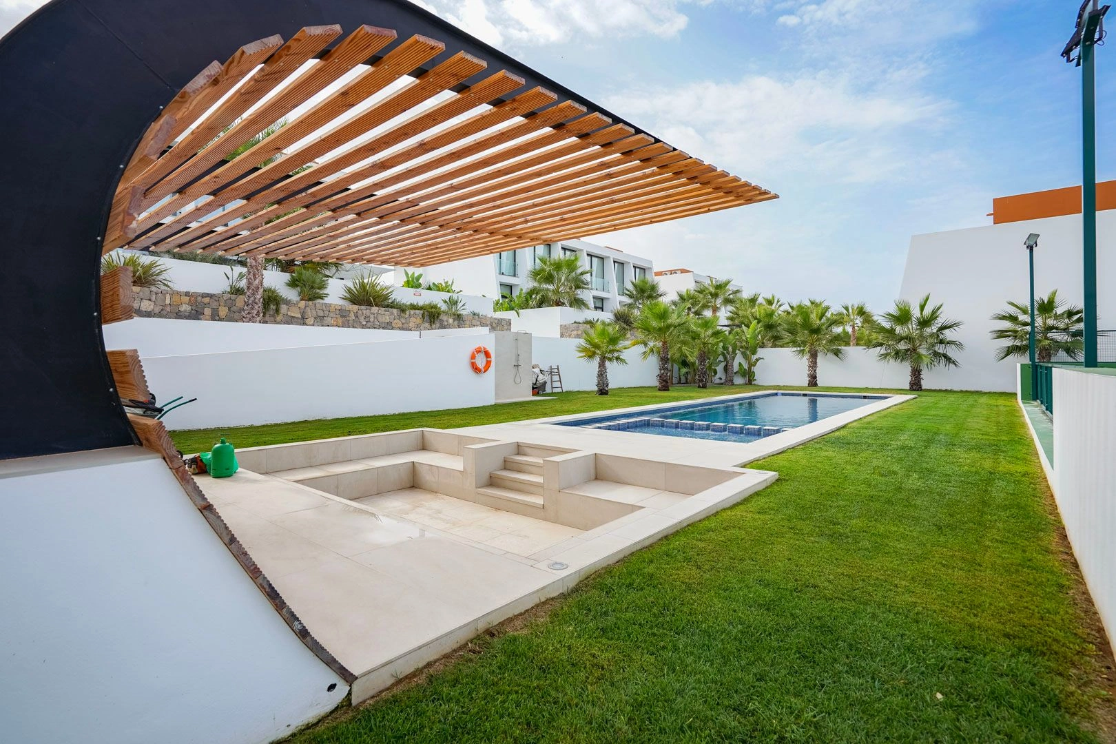 Moderne nieuwbouw geschakelde chalet te koop in Calpe