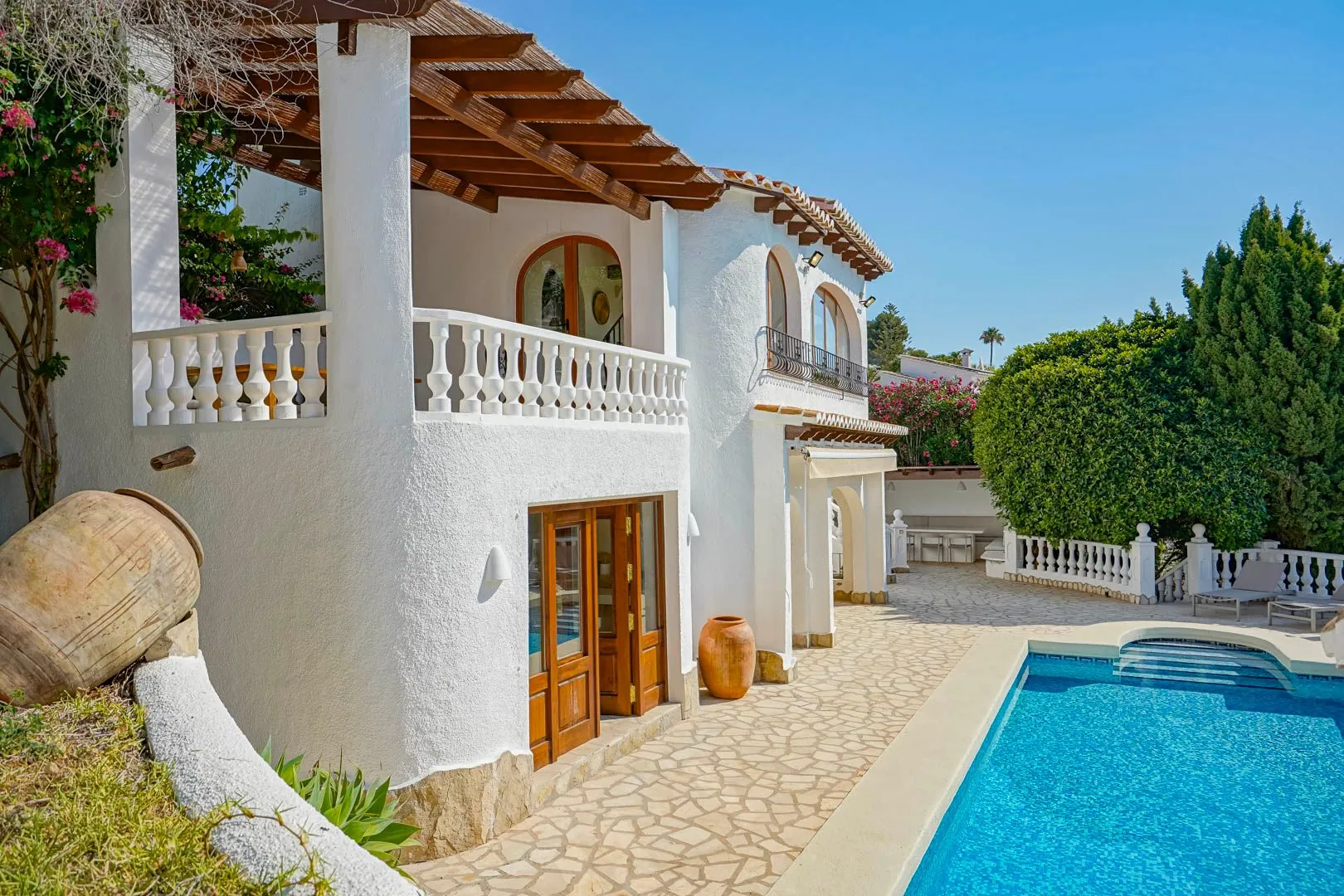 Exklusive renovierte mediterrane Villa mit 4 Schlafzimmern und Meerblick zum Verkauf in Moraira.