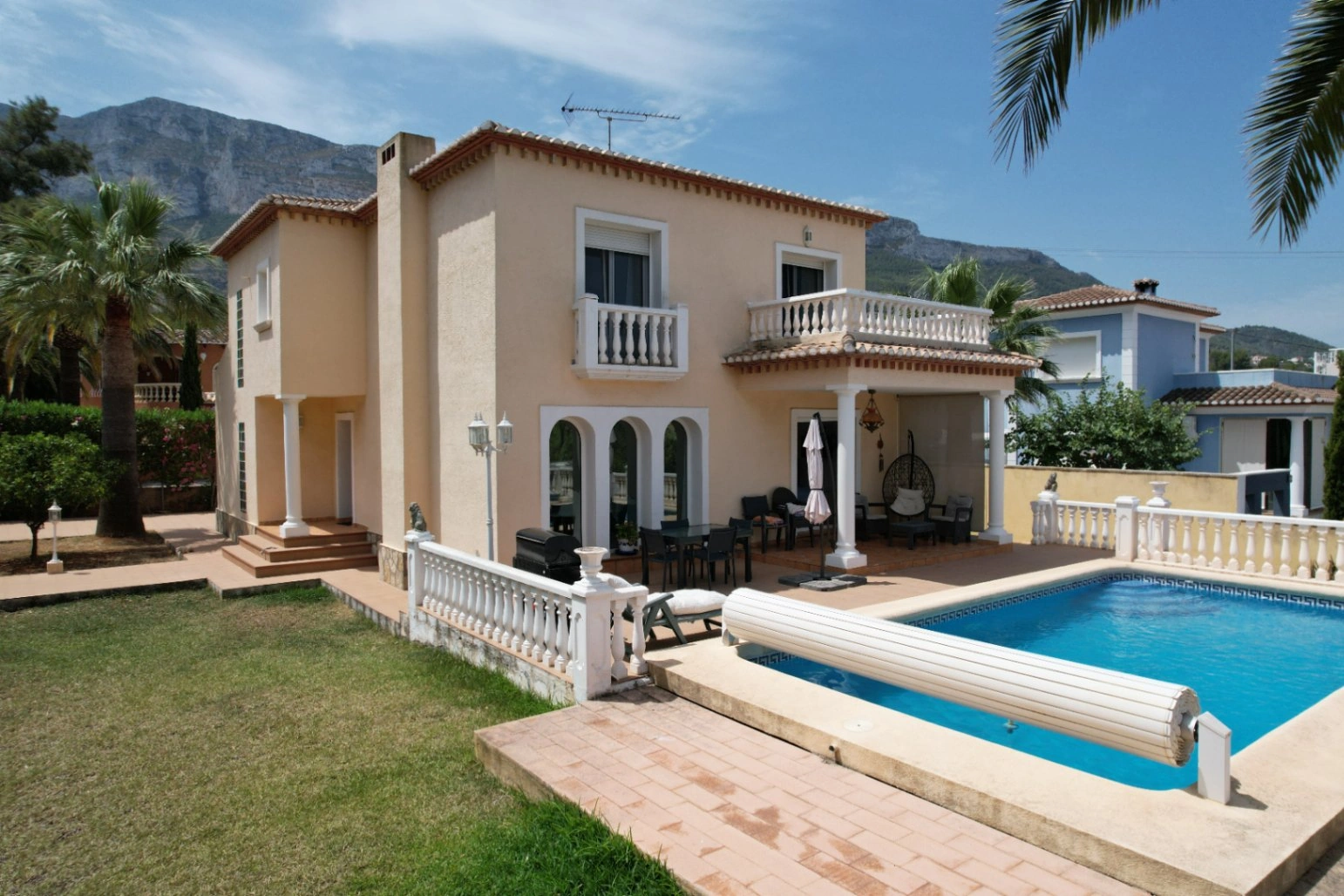 Villa avec 4 chambres à vendre à Dénia, proche des commerces et du centre-ville.