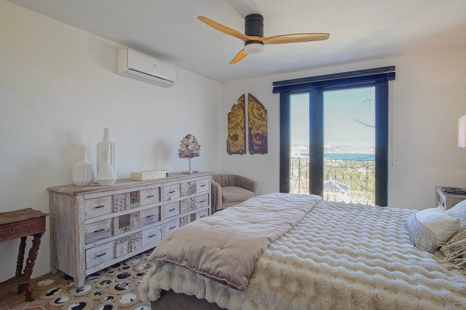 Superbe villa de style rustique avec vue sur la mer et le Montgo.