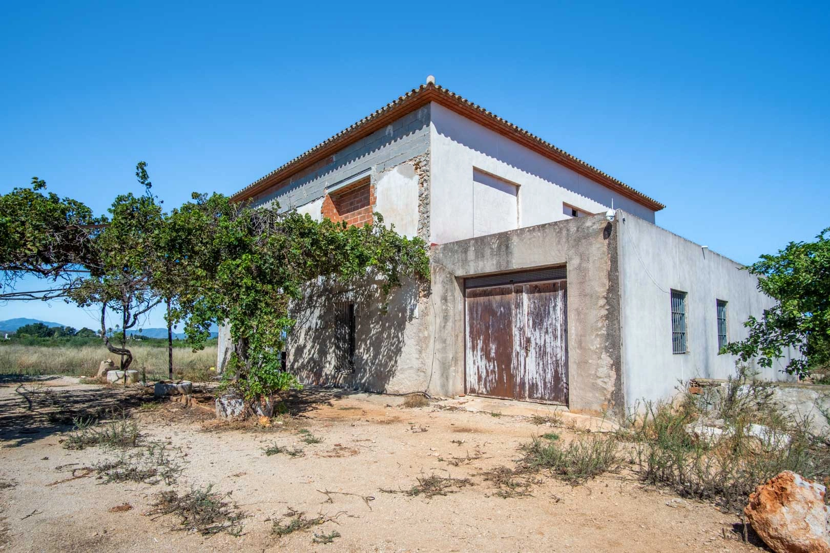 Casa de campo para reformar con gran parcela a la venta en Denia