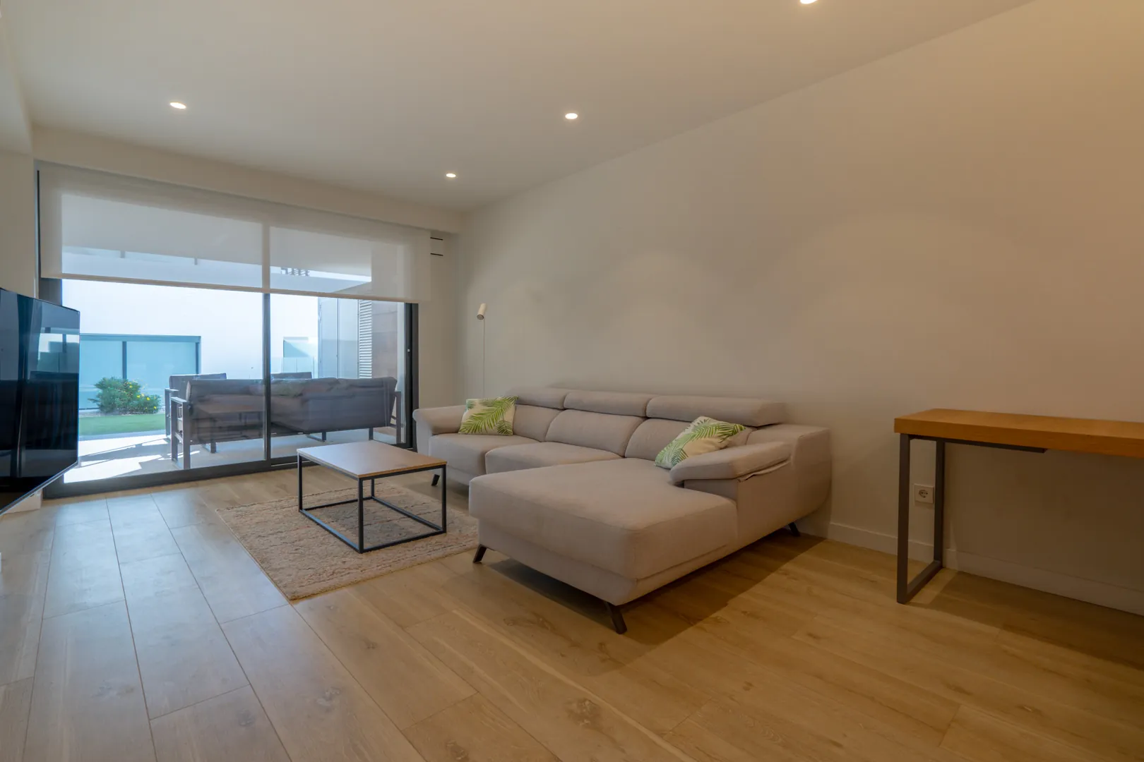 Luminoso y moderno apartamento de dos dormitorios en venta en Cumbre del Sol.