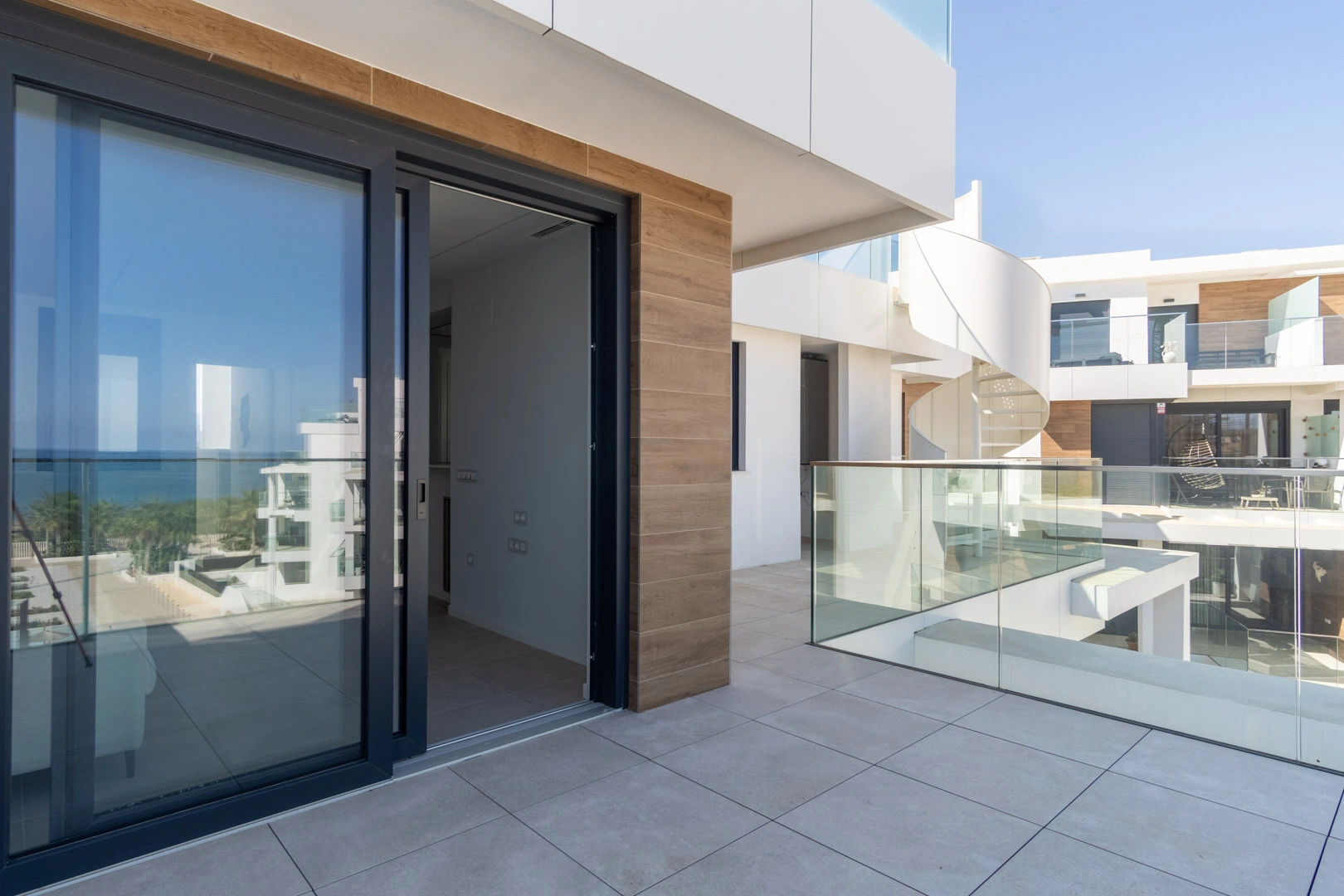 Ático con amplia terraza, en primera linea con vistas al mar y montaña, a la venta en Denia.