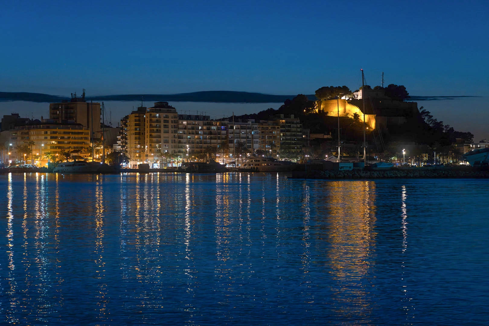 Villa y comercio con vistas parciales al mar a la venta en Las Rotas, Denia