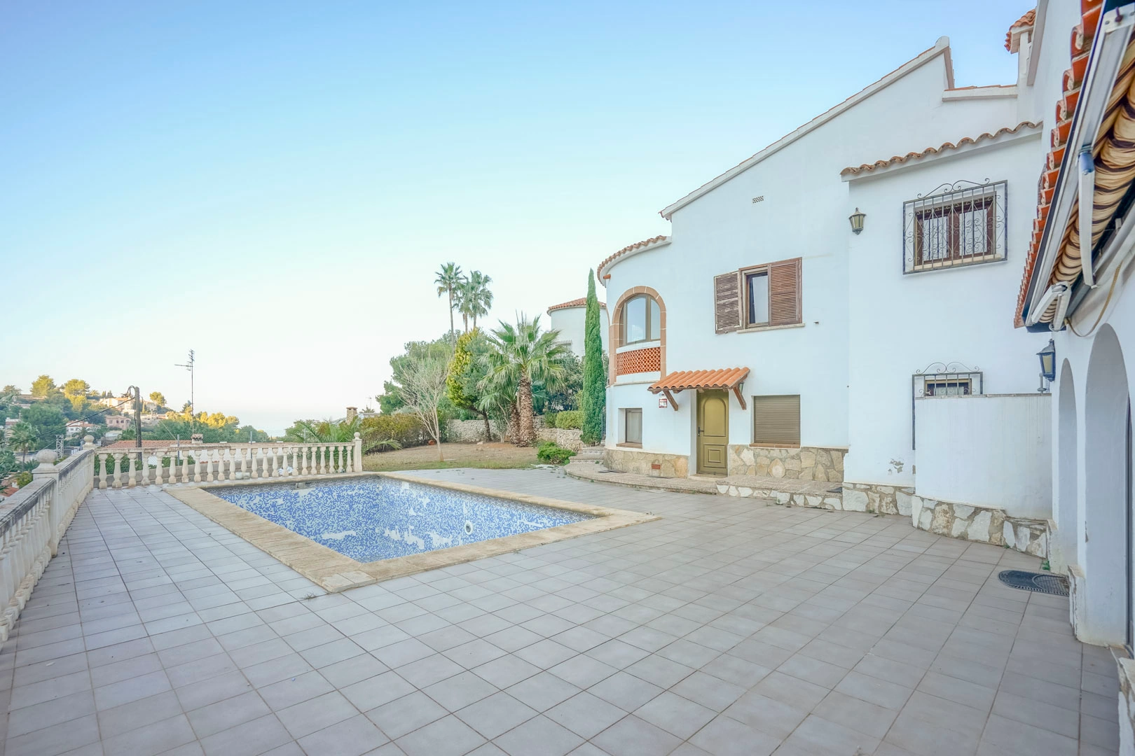 Villa tradicional con licencia para reformar en venta en Denia