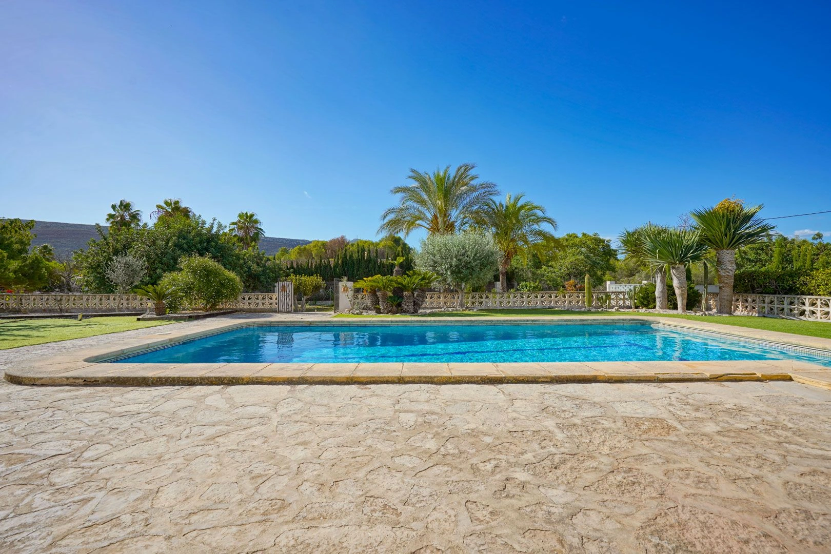 Spettacolare villa su grande terreno e piscina a Jávea
