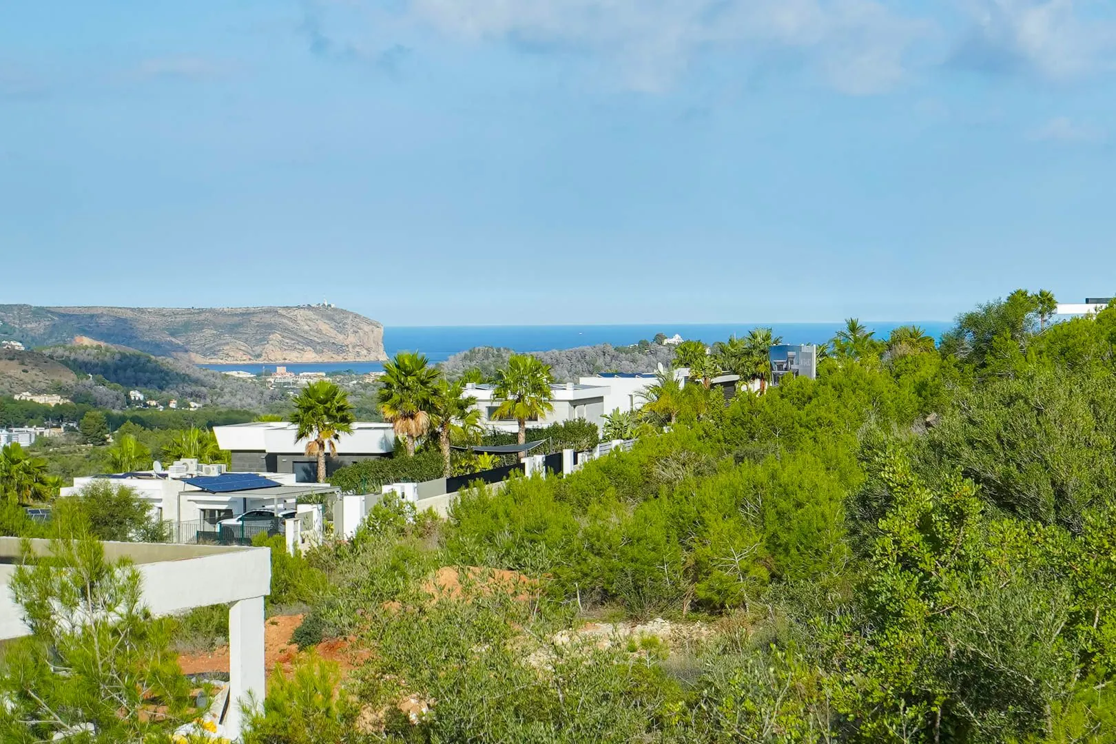 Parcela con vistas al mar, libre de constructor en venta en Javea