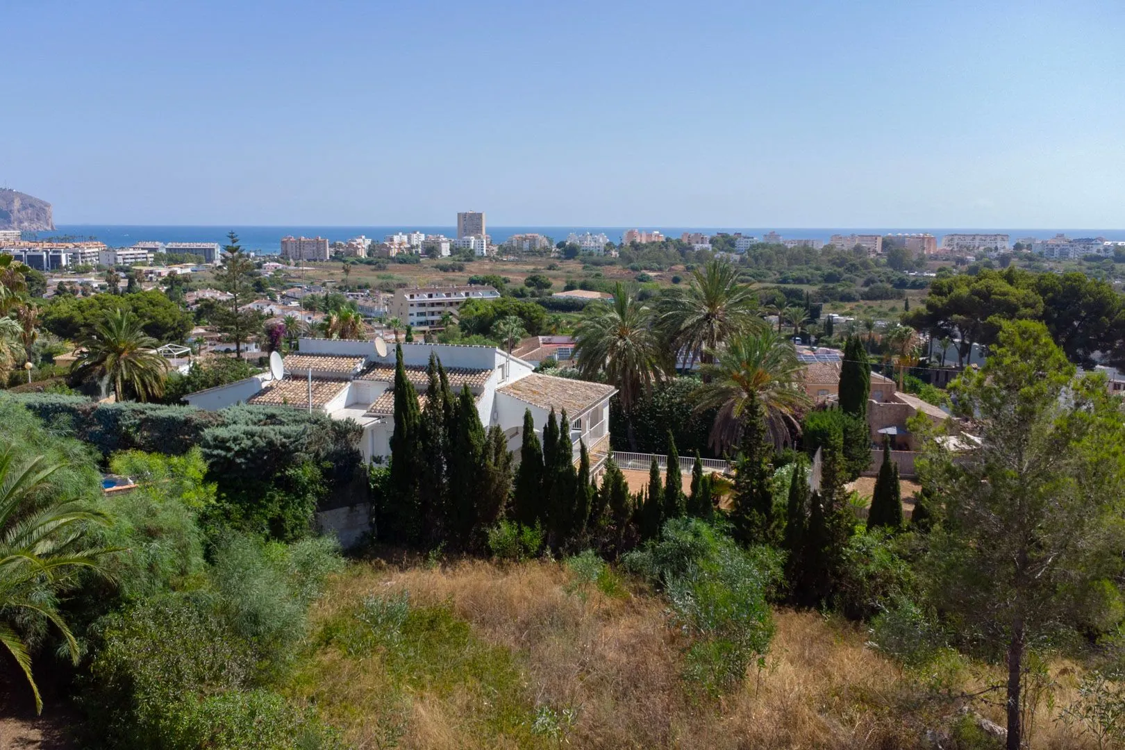 Parcela con licencia de obra a poca distancia de la playa
