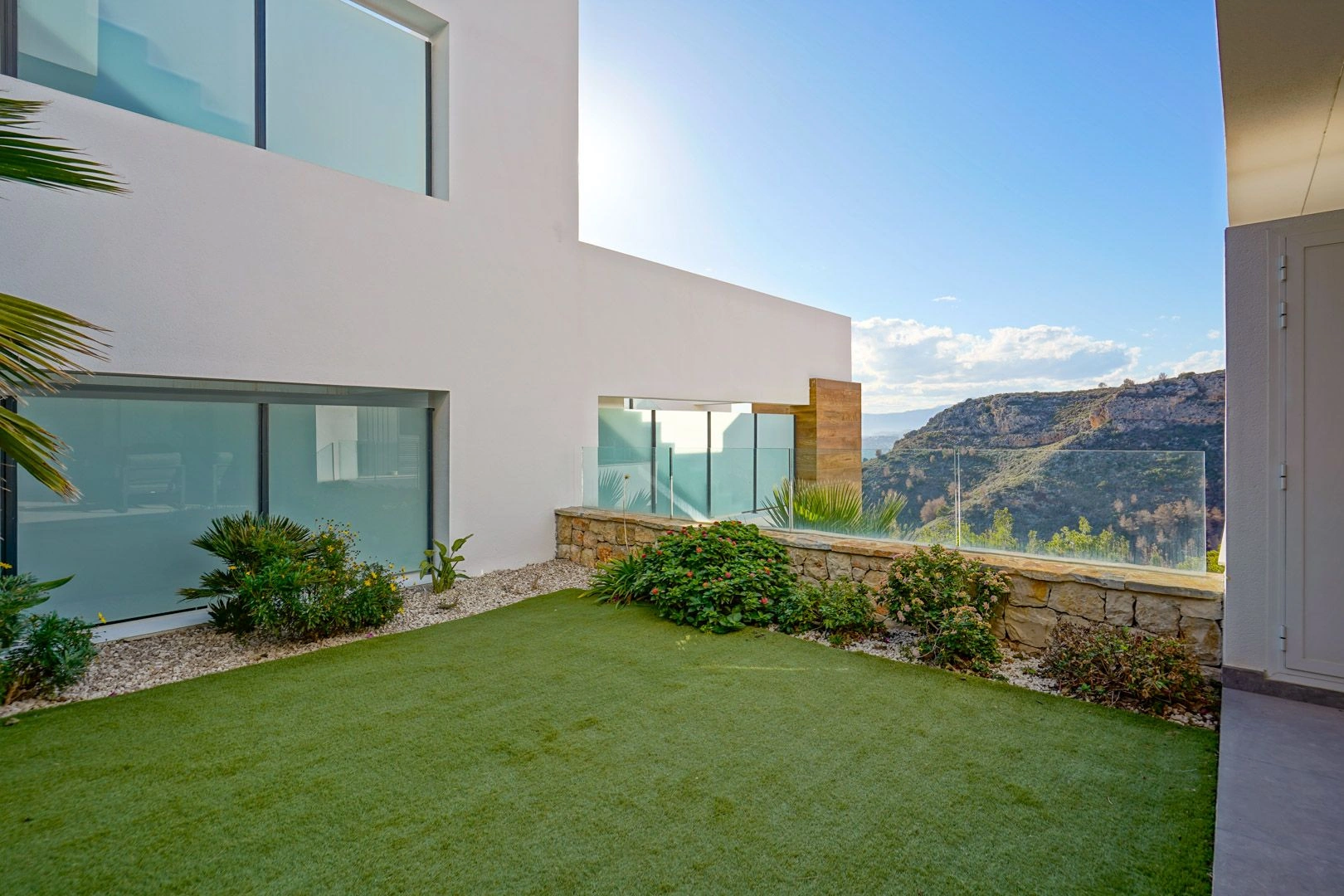 Luminoso y moderno apartamento de dos dormitorios en venta en Cumbre del Sol.