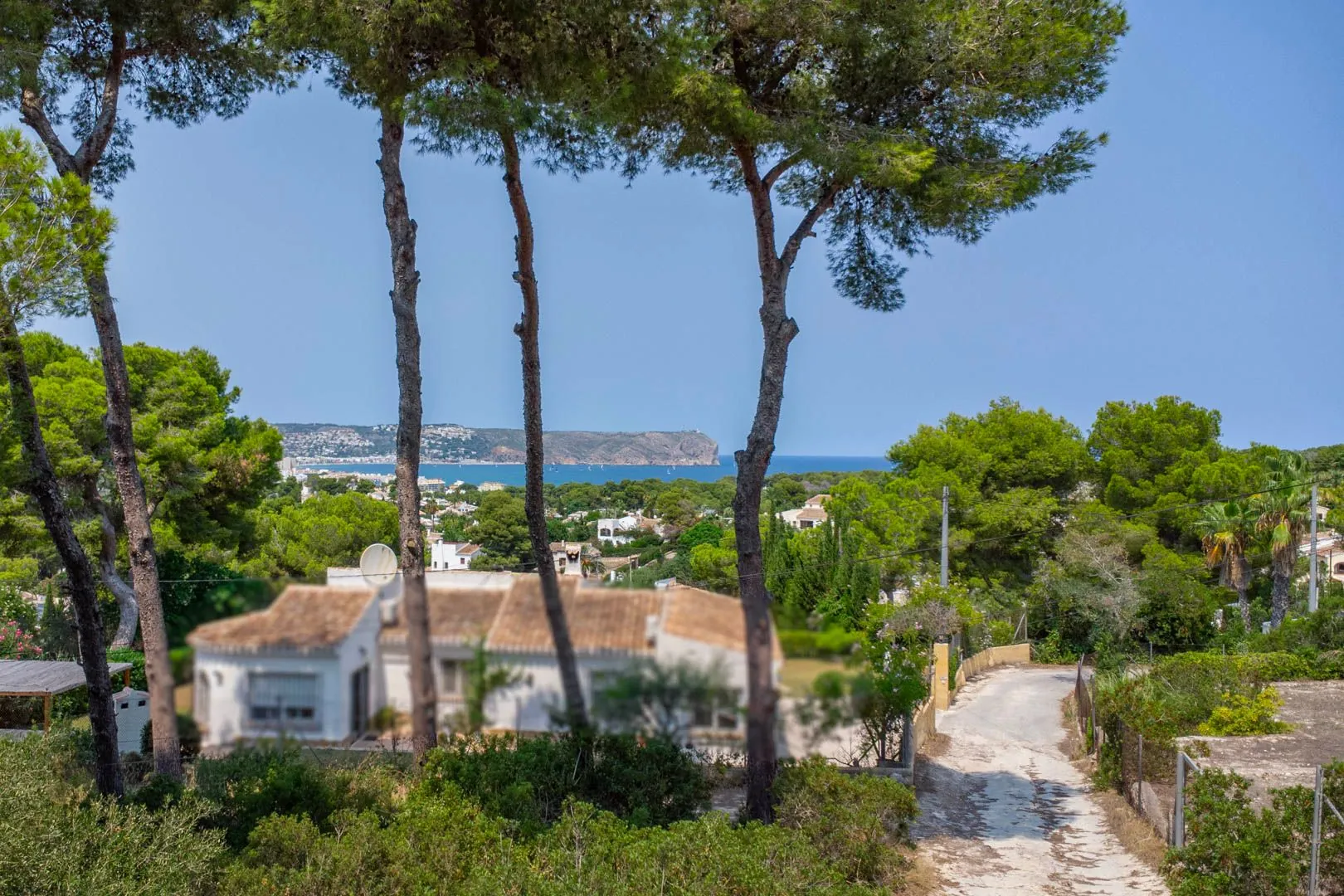 Amplia parcela edificable con vistas al mar en venta en Cap Marti, Jávea