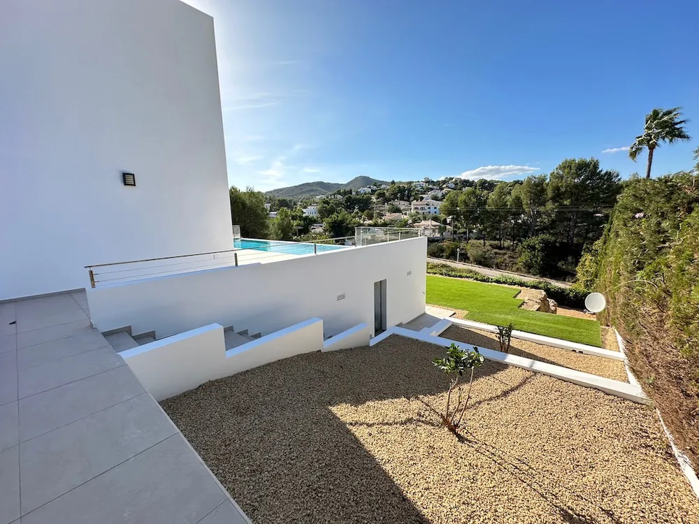 Stunning Modern Villa with Mountain Views and Infinity Pool