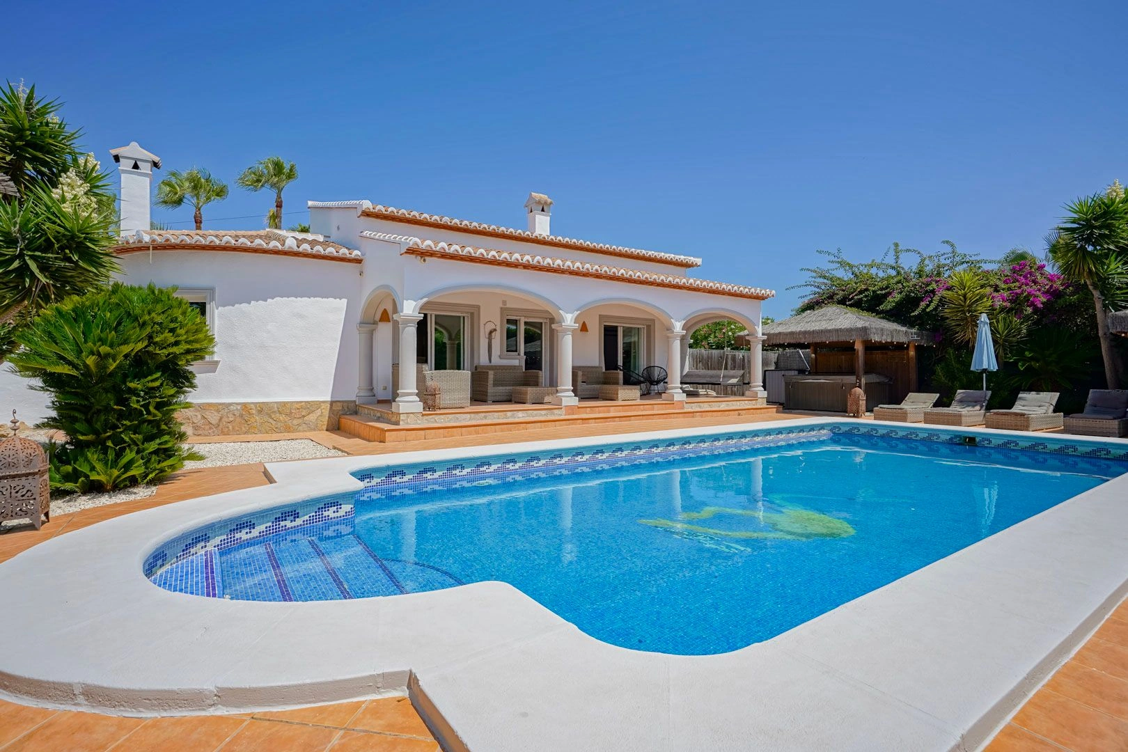 AR55229 - Villa renovada de una planta con jardín y piscina en Costa Nova, Jávea