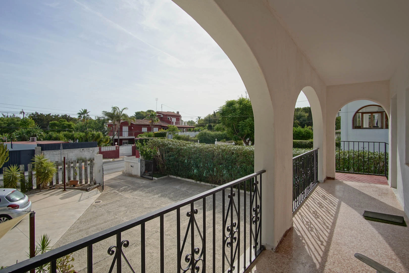 Villa y comercio con vistas parciales al mar a la venta en Las Rotas, Denia
