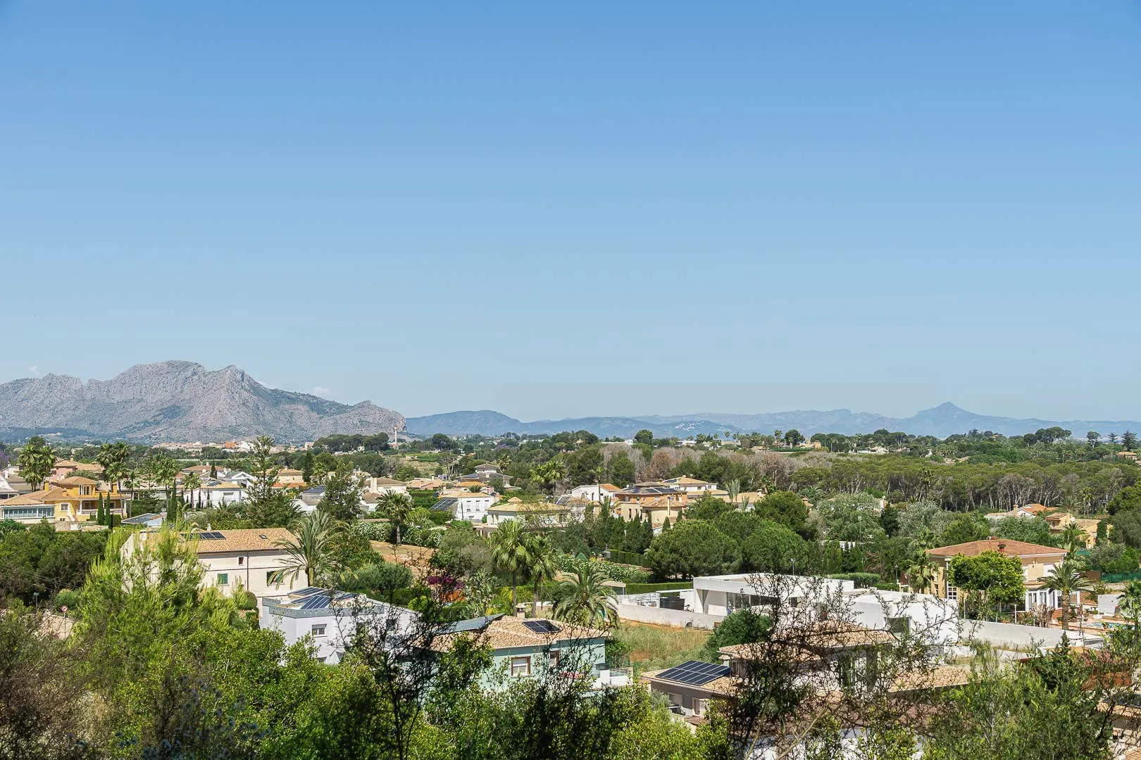 Villa y comercio con vistas parciales al mar a la venta en Las Rotas, Denia