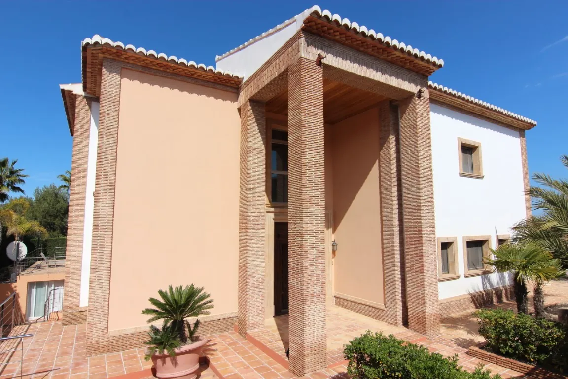 Exclusiva villa de lujo en Jávea con piscina, apartamento de invitados y materiales sostenibles - 2
