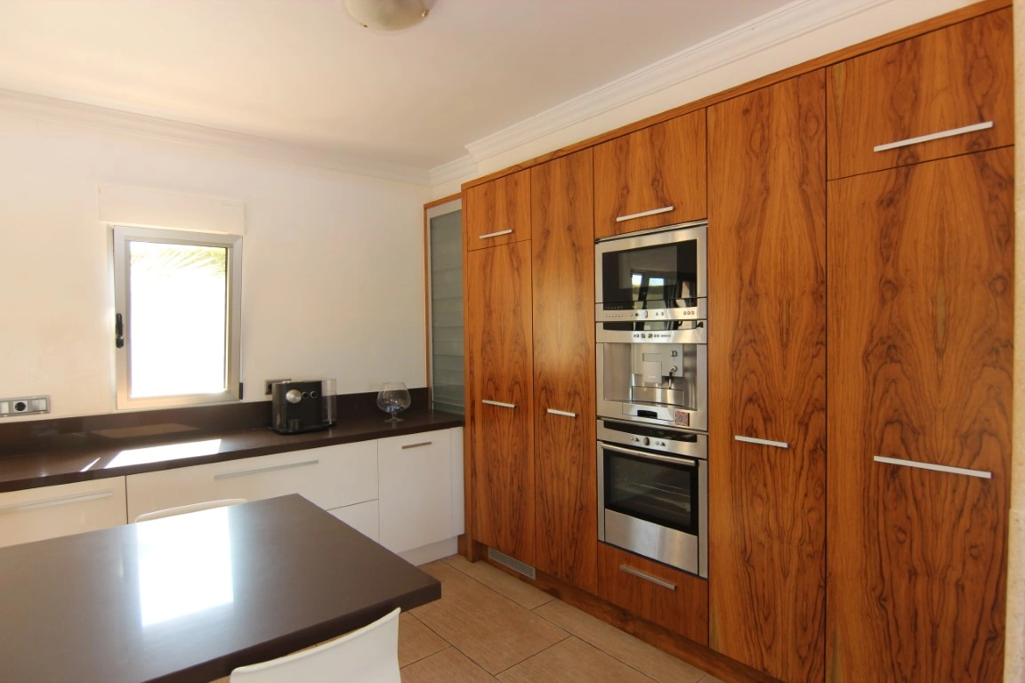 Exklusive Luxusvilla in Jávea mit Pool, Gästeapartment und nachhaltigen Materialien