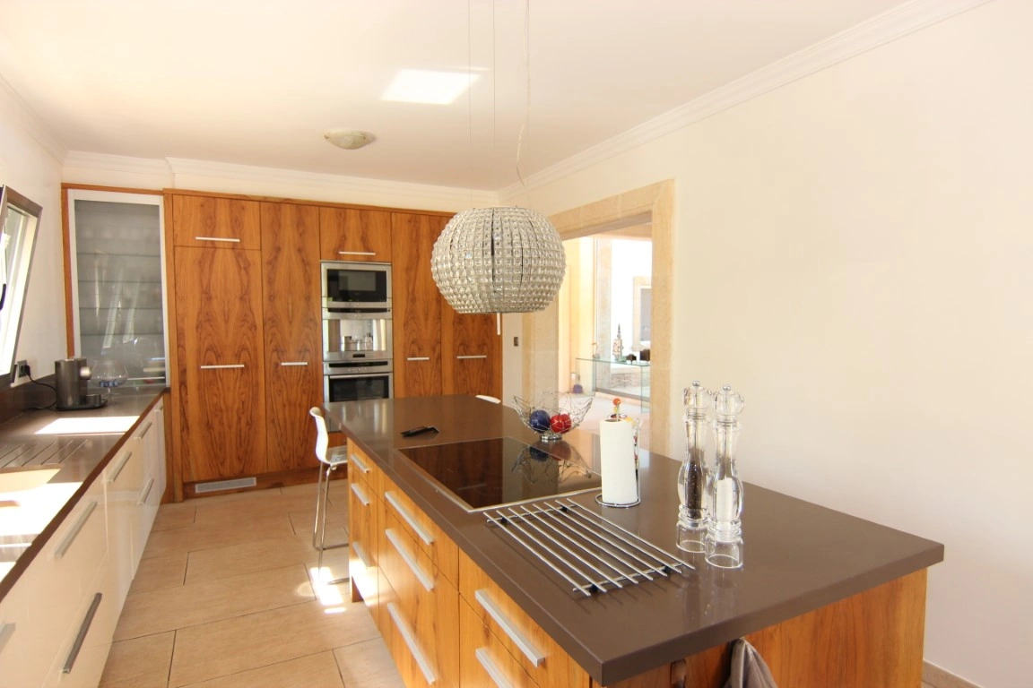 Exklusive Luxusvilla in Jávea mit Pool, Gästeapartment und nachhaltigen Materialien