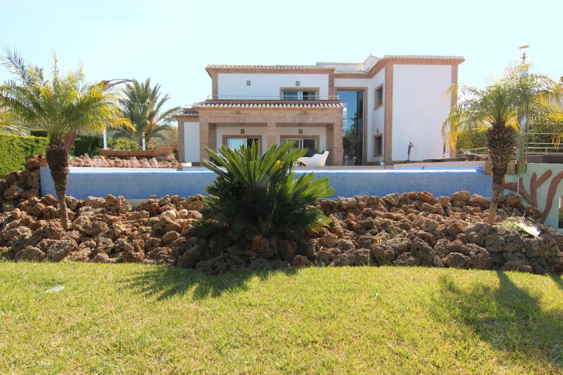 Exclusiva villa de lujo en Jávea con piscina, apartamento de invitados y materiales sostenibles
