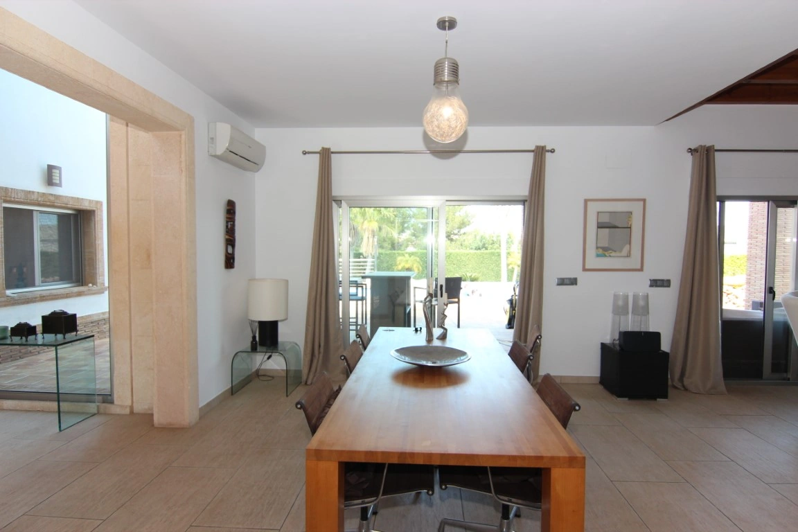 Exklusive Luxusvilla in Jávea mit Pool, Gästeapartment und nachhaltigen Materialien