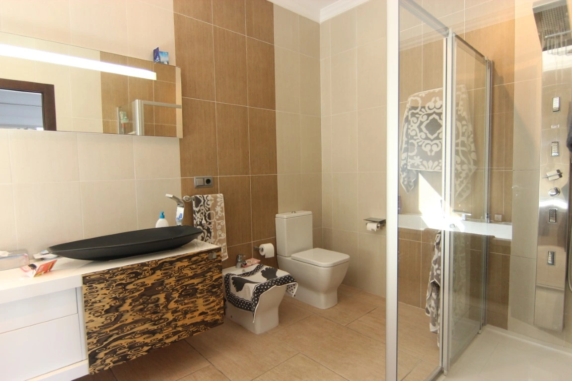 Exklusive Luxusvilla in Jávea mit Pool, Gästeapartment und nachhaltigen Materialien