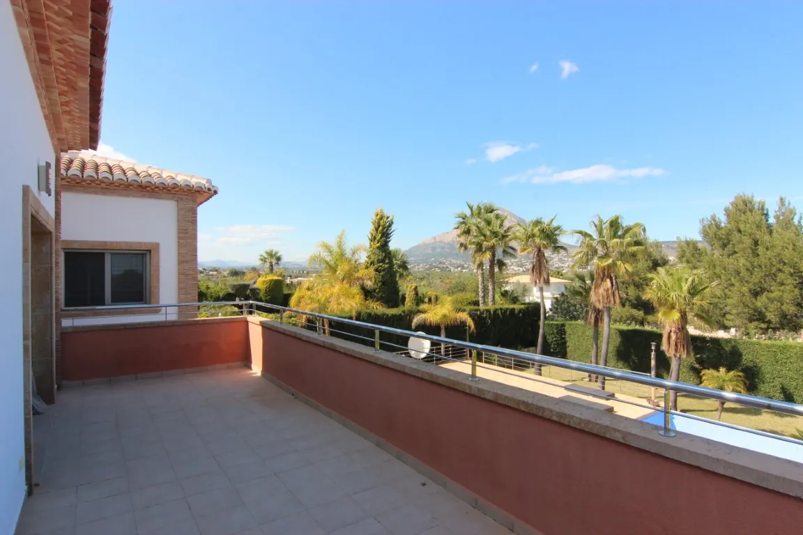 Exklusive Luxusvilla in Jávea mit Pool, Gästeapartment und nachhaltigen Materialien