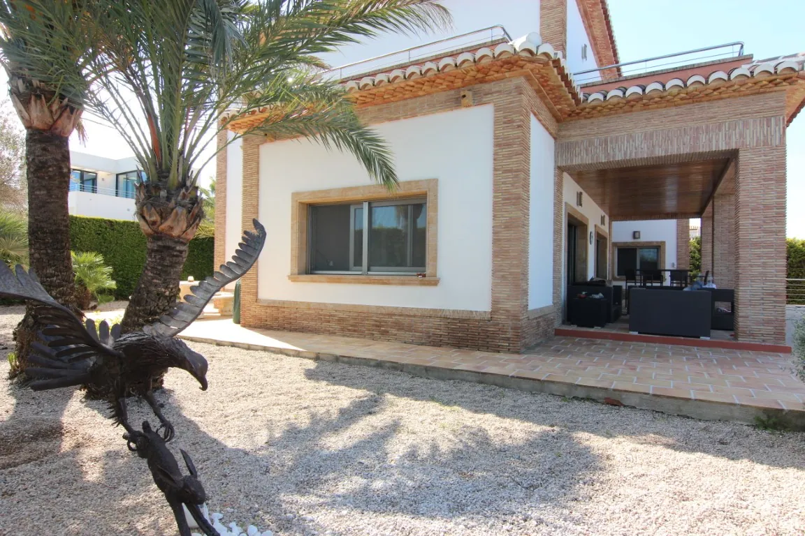 Exklusive Luxusvilla in Jávea mit Pool, Gästeapartment und nachhaltigen Materialien