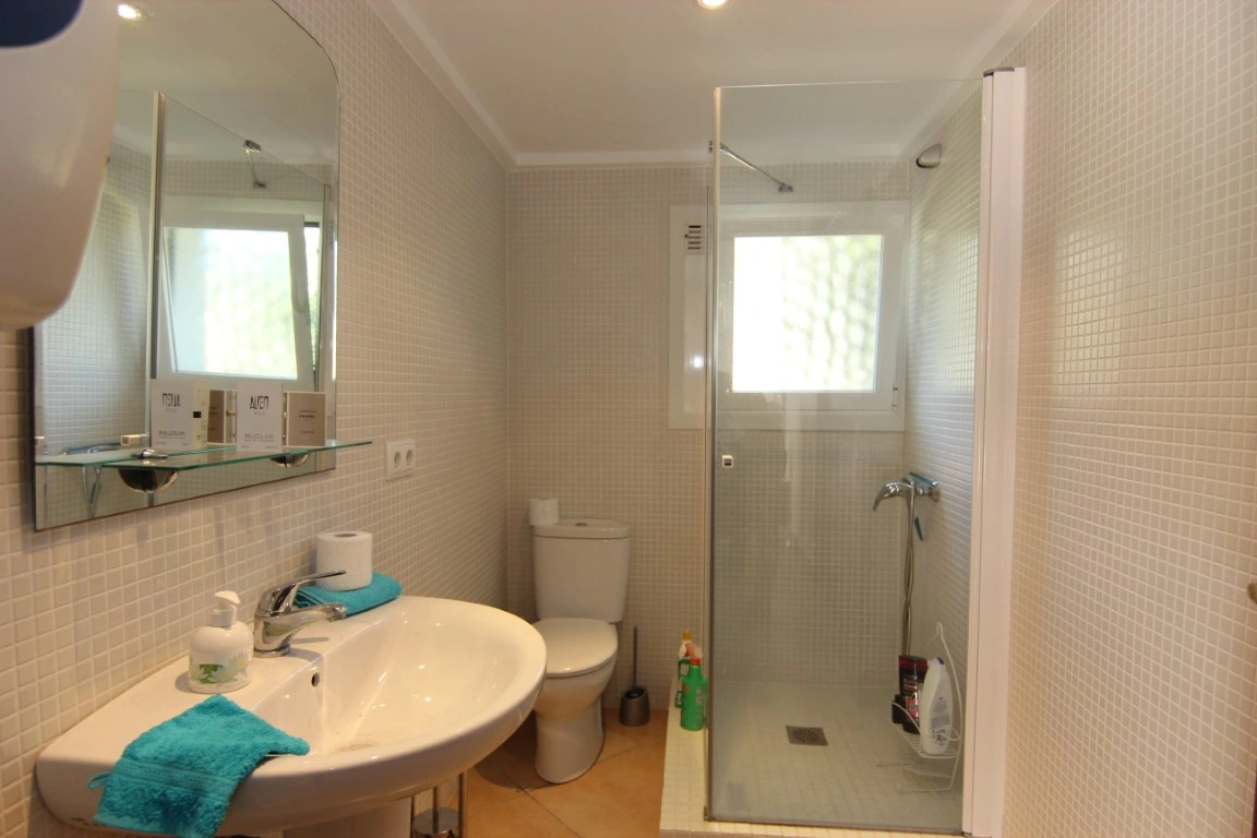 Exklusive Luxusvilla in Jávea mit Pool, Gästeapartment und nachhaltigen Materialien