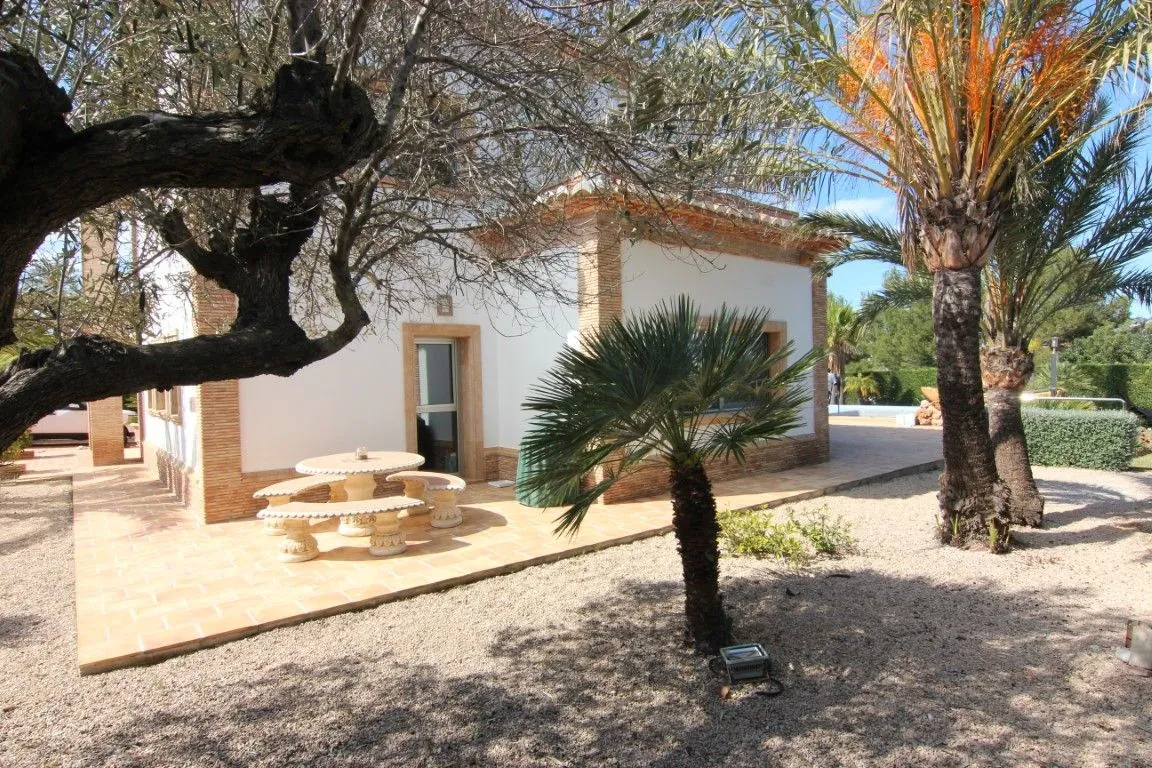 Exklusive Luxusvilla in Jávea mit Pool, Gästeapartment und nachhaltigen Materialien