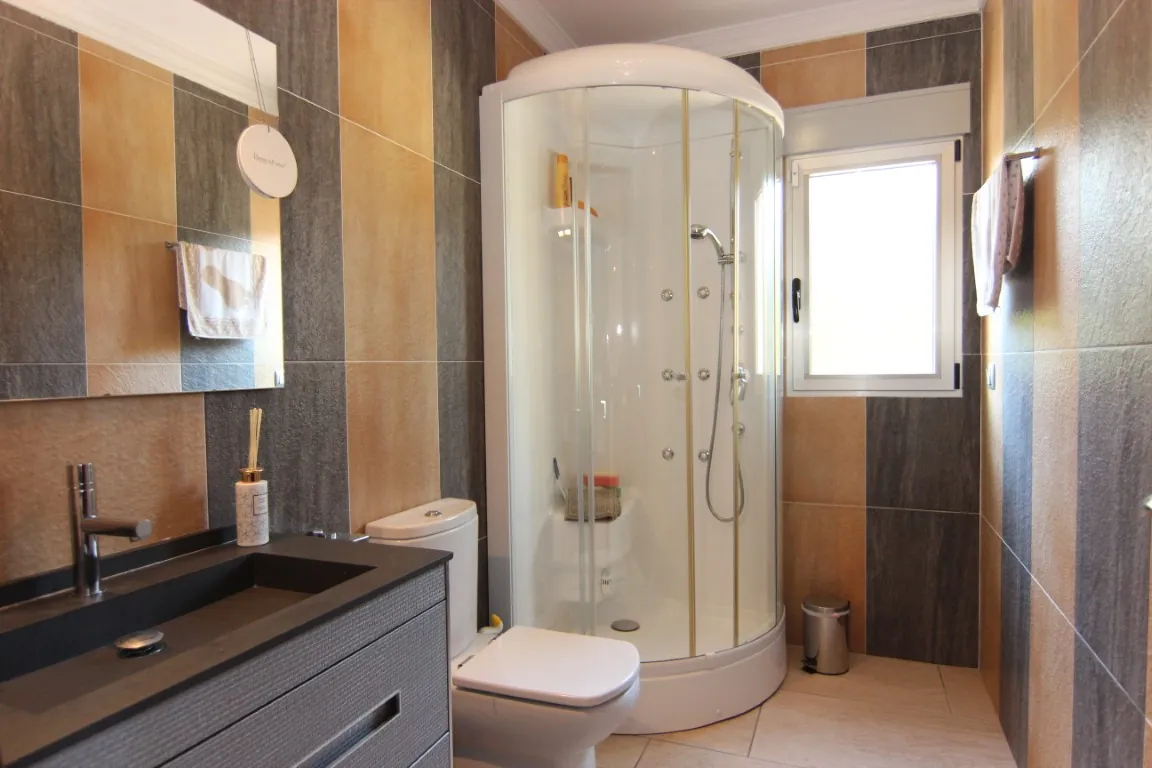 Exklusive Luxusvilla in Jávea mit Pool, Gästeapartment und nachhaltigen Materialien