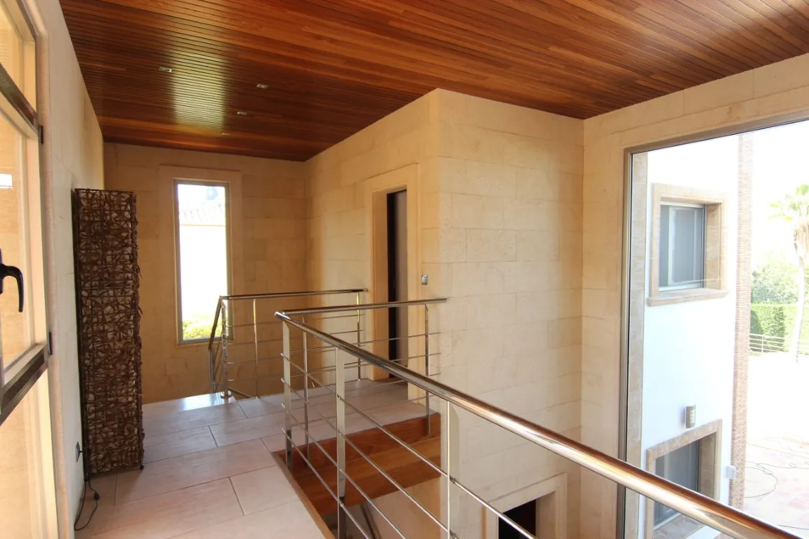 Exklusive Luxusvilla in Jávea mit Pool, Gästeapartment und nachhaltigen Materialien
