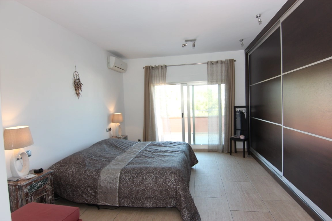 Exklusive Luxusvilla in Jávea mit Pool, Gästeapartment und nachhaltigen Materialien