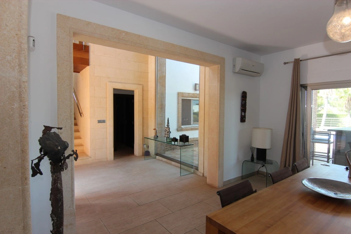 Exklusive Luxusvilla in Jávea mit Pool, Gästeapartment und nachhaltigen Materialien