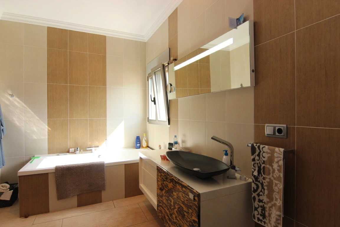 Exklusive Luxusvilla in Jávea mit Pool, Gästeapartment und nachhaltigen Materialien