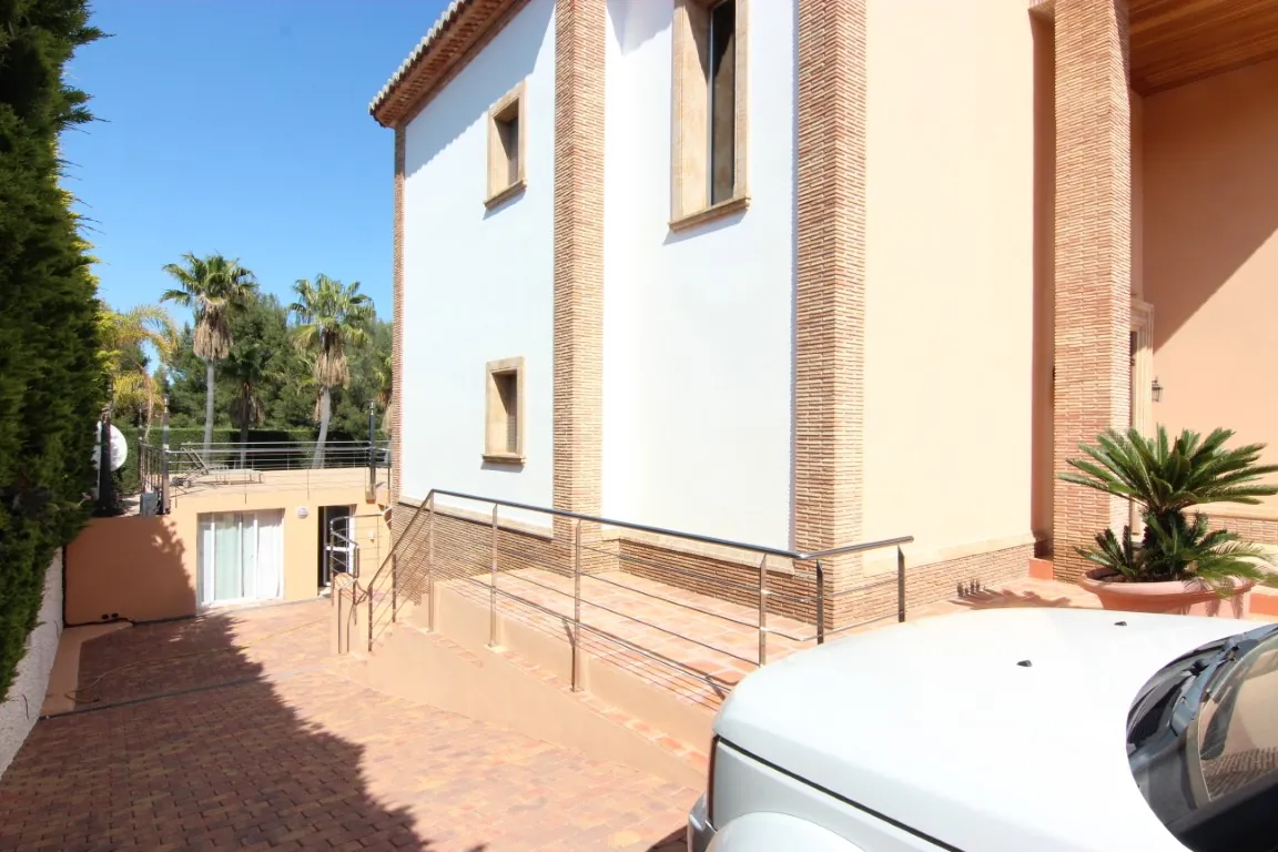 Exklusive Luxusvilla in Jávea mit Pool, Gästeapartment und nachhaltigen Materialien