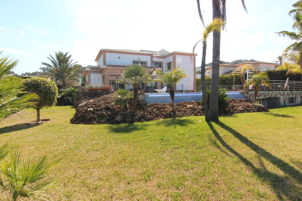 Exklusive Luxusvilla in Jávea mit Pool, Gästeapartment und nachhaltigen Materialien