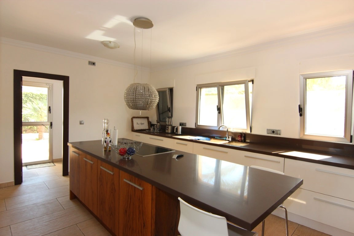 Exklusive Luxusvilla in Jávea mit Pool, Gästeapartment und nachhaltigen Materialien